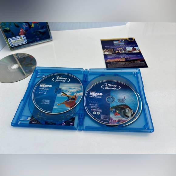 Finding Nemo 3D Blu-ray DVD 5-Disc Set Ultimate Edition Lenticular Slipcover - Picture 11 of 12